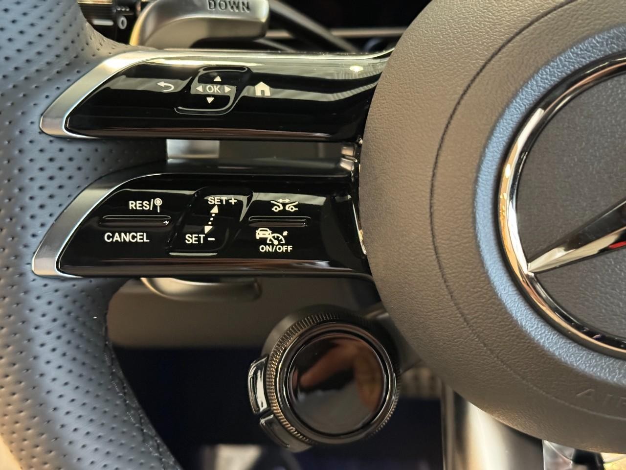 Mercedes-Benz GLC Vehicle Full-screen Gallery Image 31