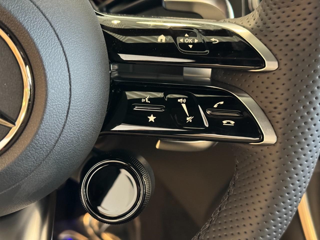 Mercedes-Benz GLC Vehicle Full-screen Gallery Image 32