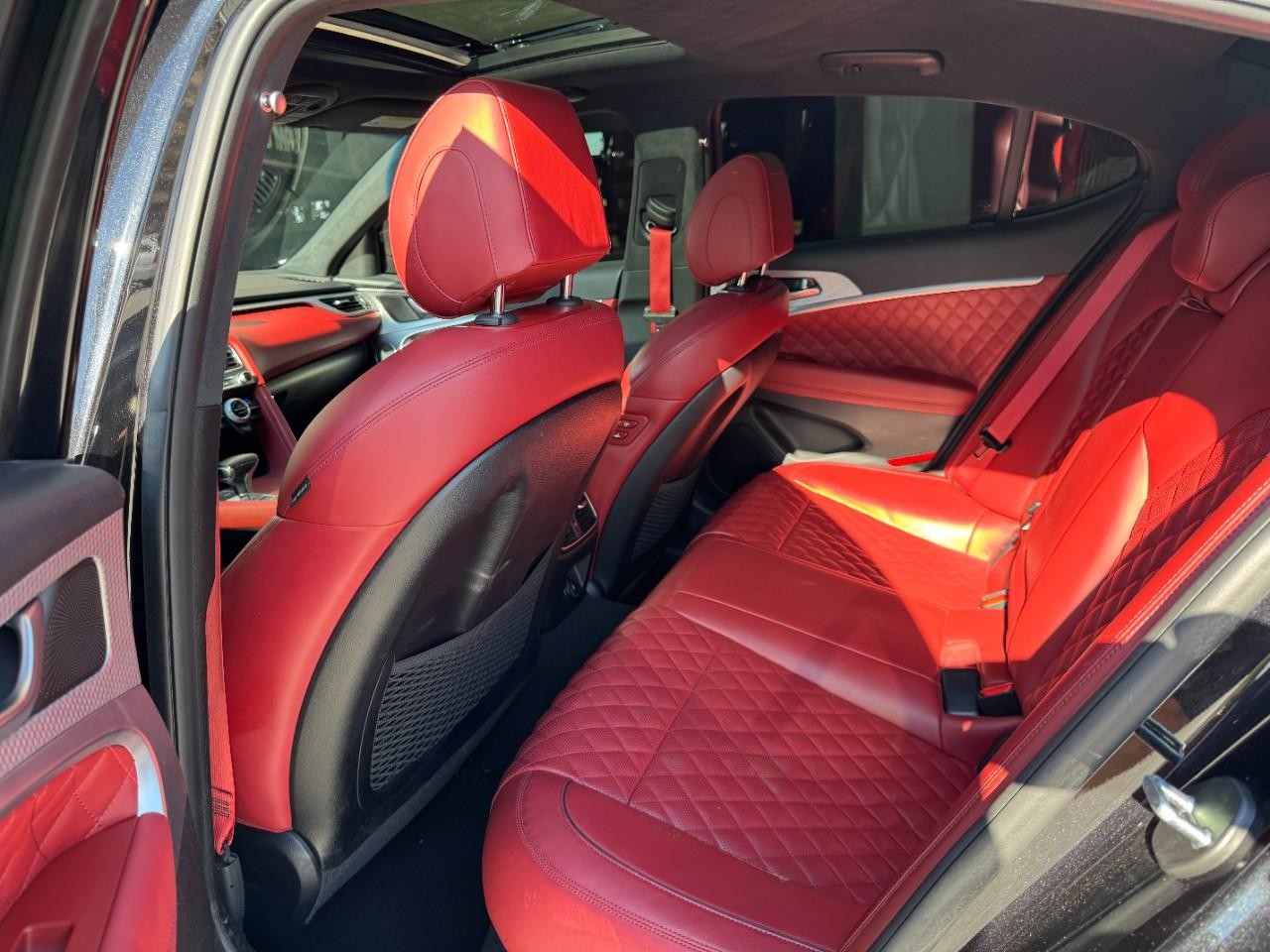 Genesis G70 Vehicle Full-screen Gallery Image 10