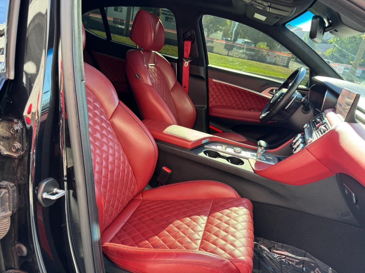 Genesis G70 Vehicle Full-screen Gallery Image 11