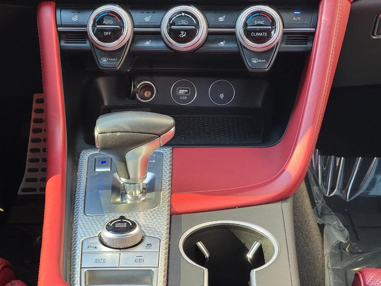 Genesis G70 Vehicle Full-screen Gallery Image 16