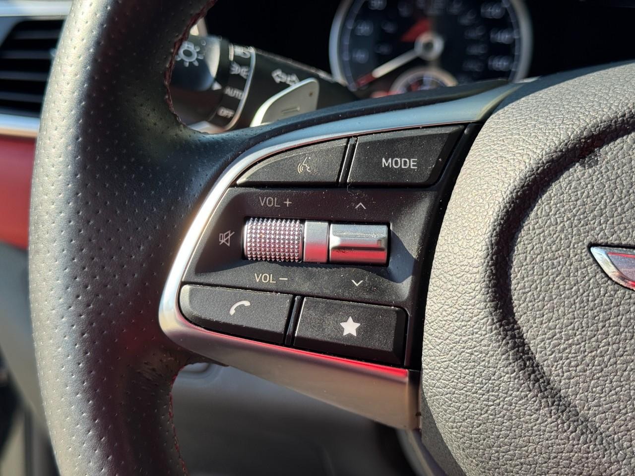 Genesis G70 Vehicle Full-screen Gallery Image 20