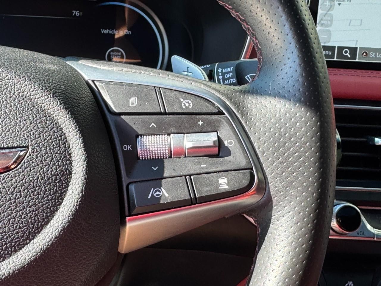 Genesis G70 Vehicle Full-screen Gallery Image 21