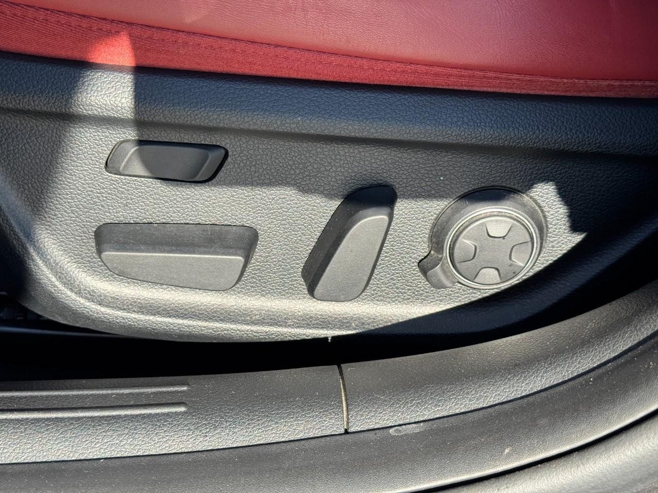 Genesis G70 Vehicle Full-screen Gallery Image 31