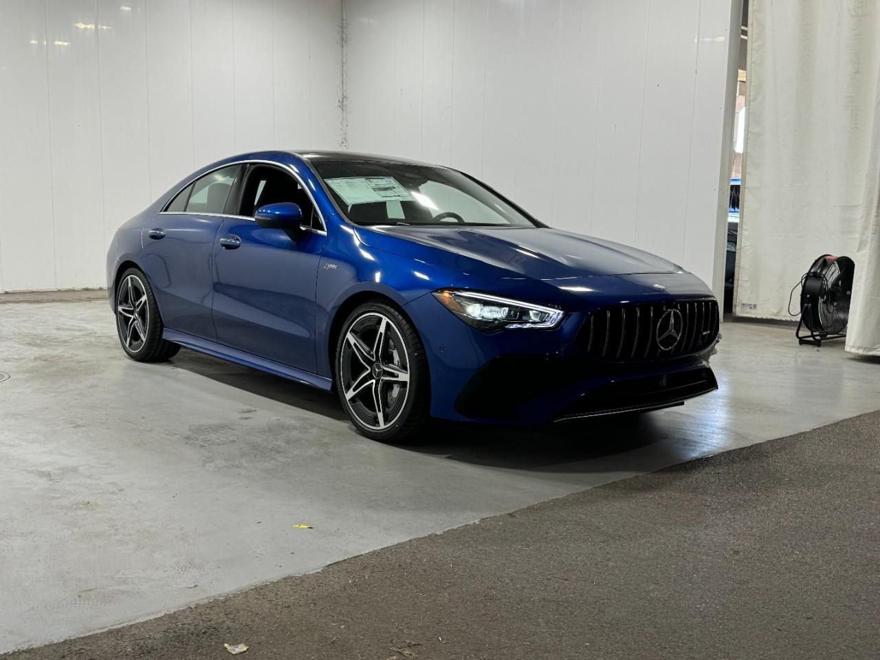 Mercedes-Benz CLA Vehicle Full-screen Gallery Image 6