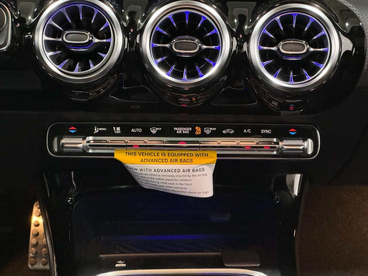 Mercedes-Benz CLA Vehicle Full-screen Gallery Image 15