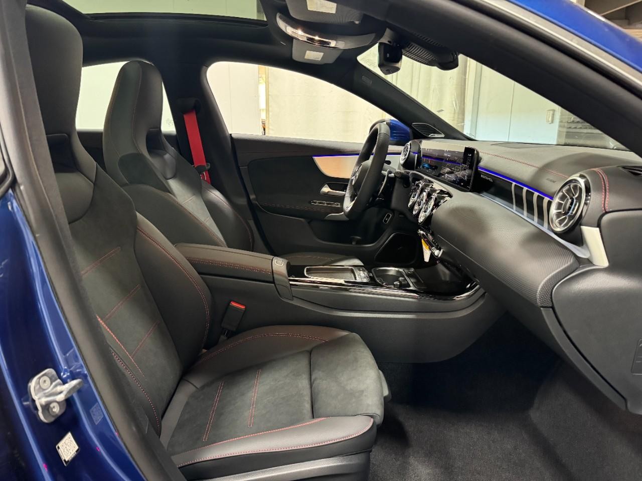 Mercedes-Benz CLA Vehicle Full-screen Gallery Image 18