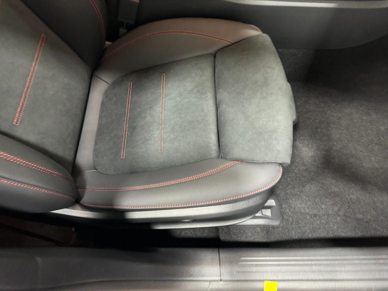 Mercedes-Benz CLA Vehicle Full-screen Gallery Image 19