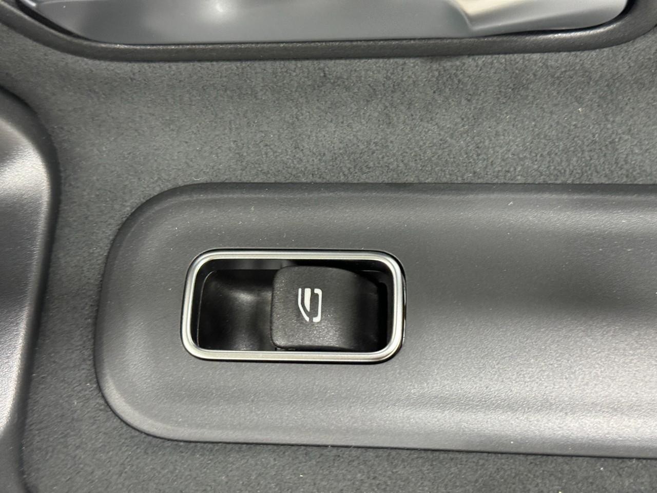 Mercedes-Benz CLA Vehicle Full-screen Gallery Image 23