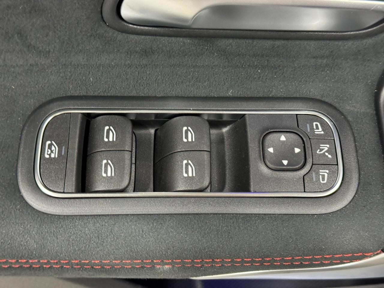 Mercedes-Benz CLA Vehicle Full-screen Gallery Image 26