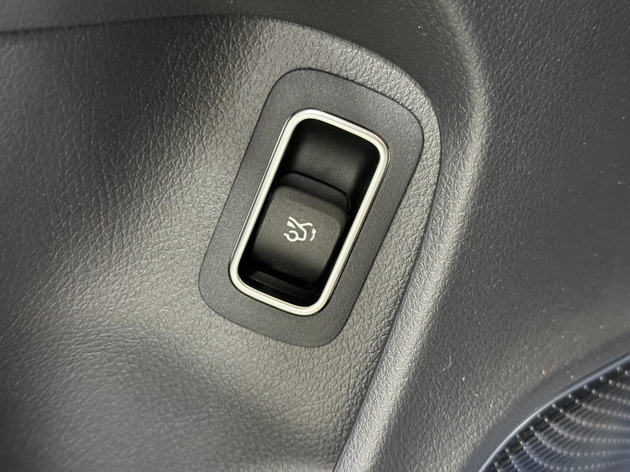 Mercedes-Benz CLA Vehicle Full-screen Gallery Image 27