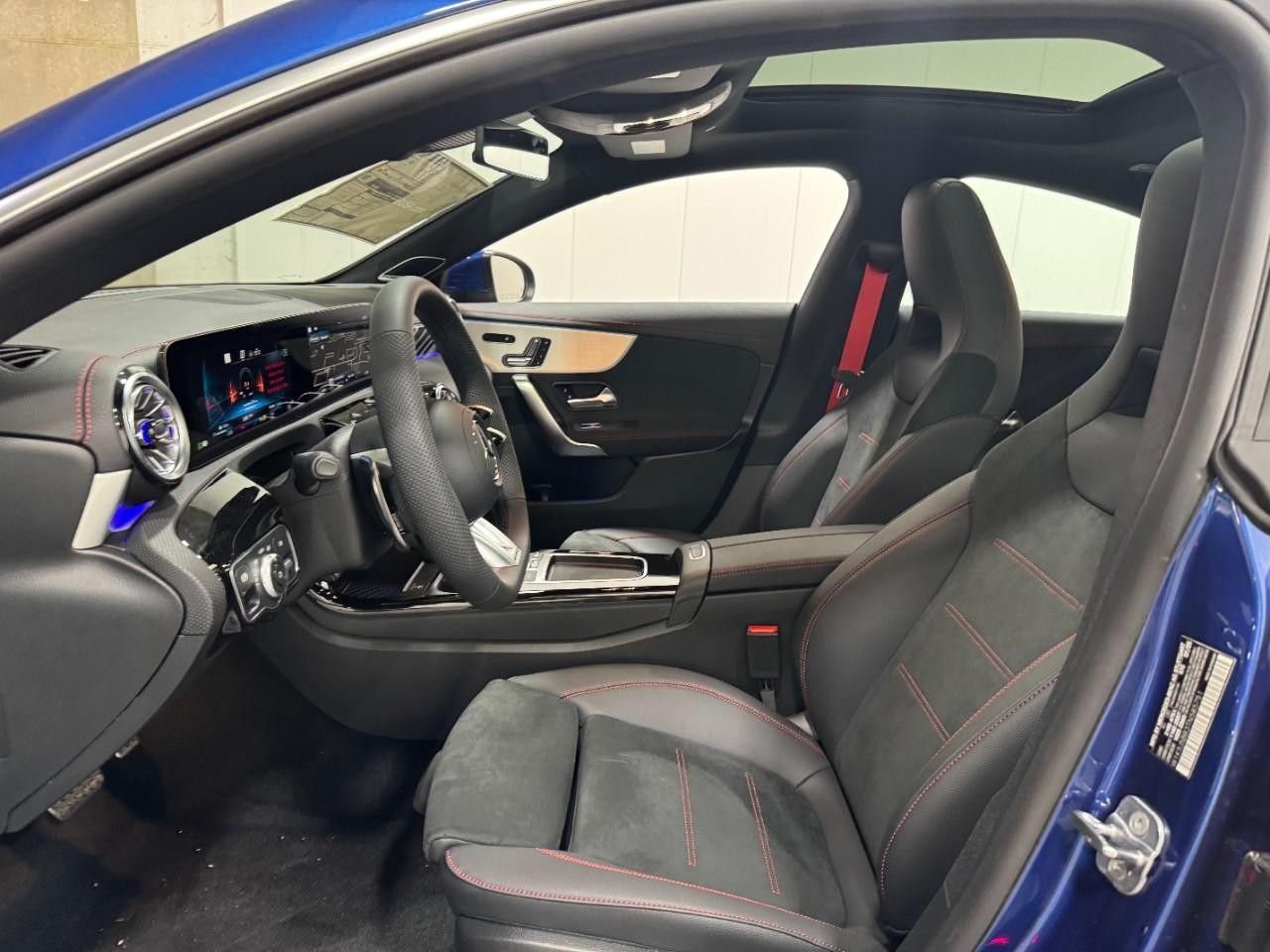 Mercedes-Benz CLA Vehicle Full-screen Gallery Image 28