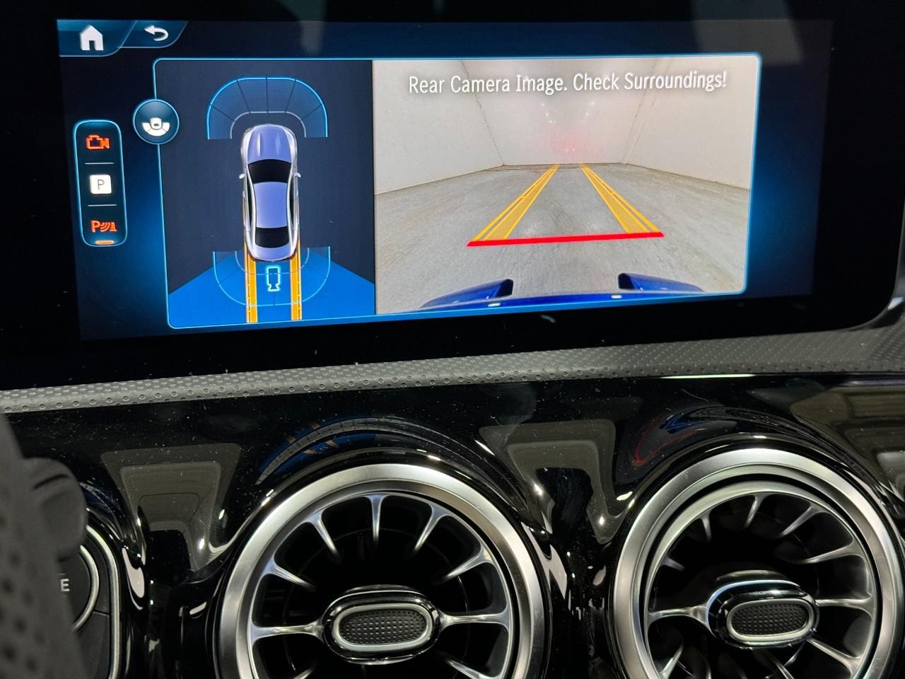 Mercedes-Benz CLA Vehicle Full-screen Gallery Image 35