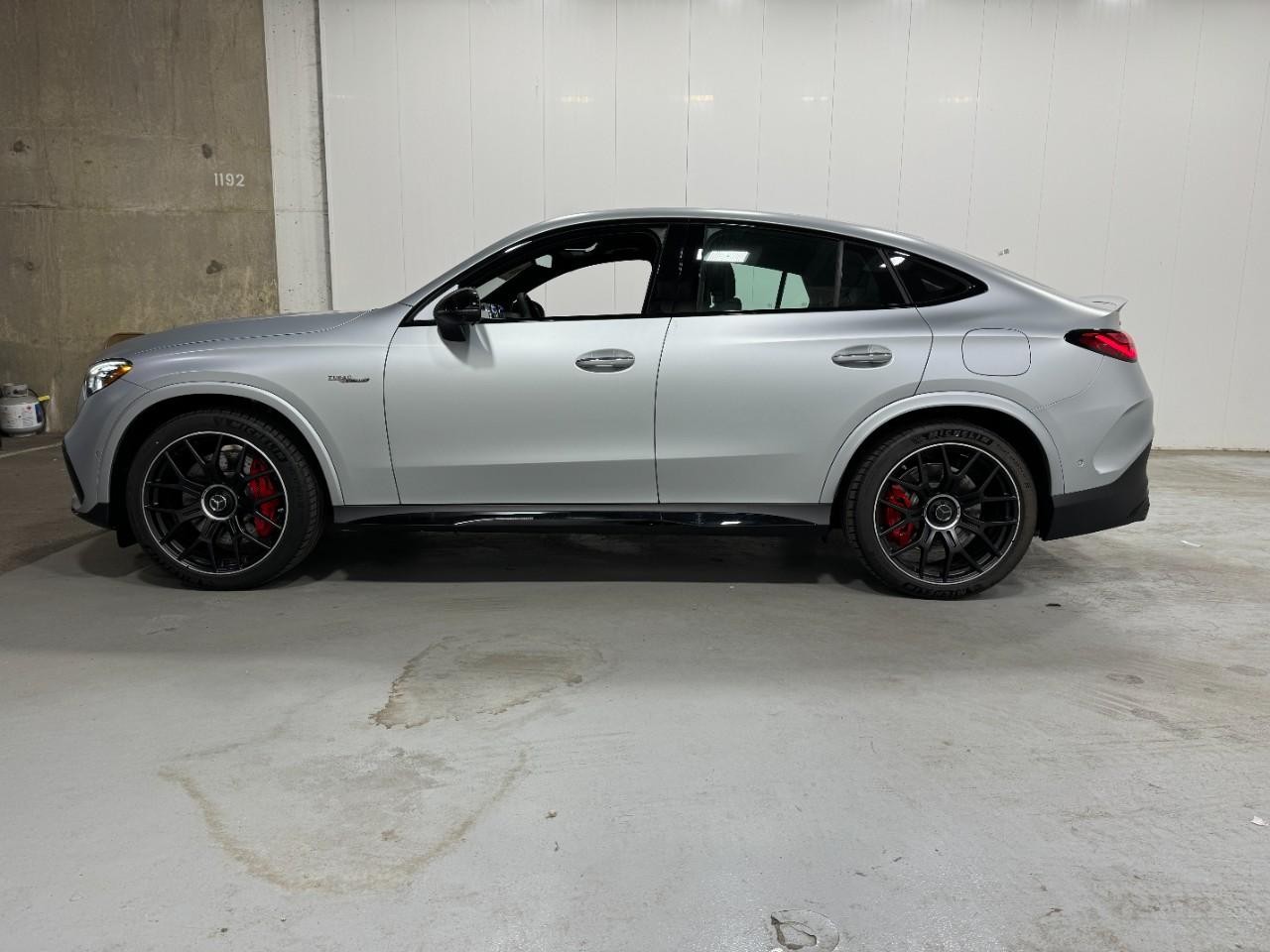 Mercedes-Benz GLC Vehicle Full-screen Gallery Image 2