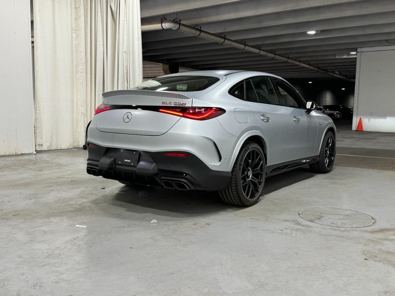 Mercedes-Benz GLC Vehicle Full-screen Gallery Image 4