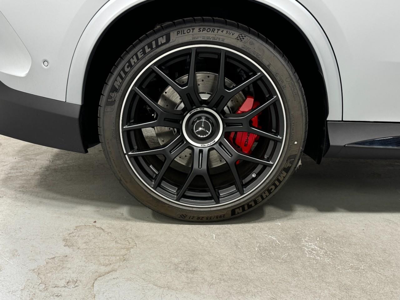 Mercedes-Benz GLC Vehicle Full-screen Gallery Image 5