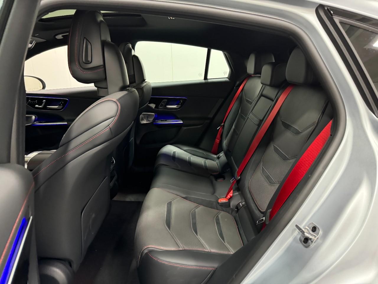 Mercedes-Benz GLC Vehicle Full-screen Gallery Image 8