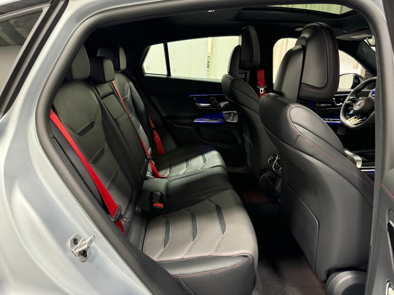 Mercedes-Benz GLC Vehicle Full-screen Gallery Image 10