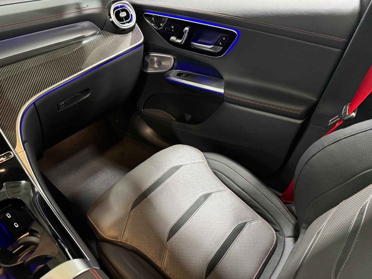 Mercedes-Benz GLC Vehicle Full-screen Gallery Image 16