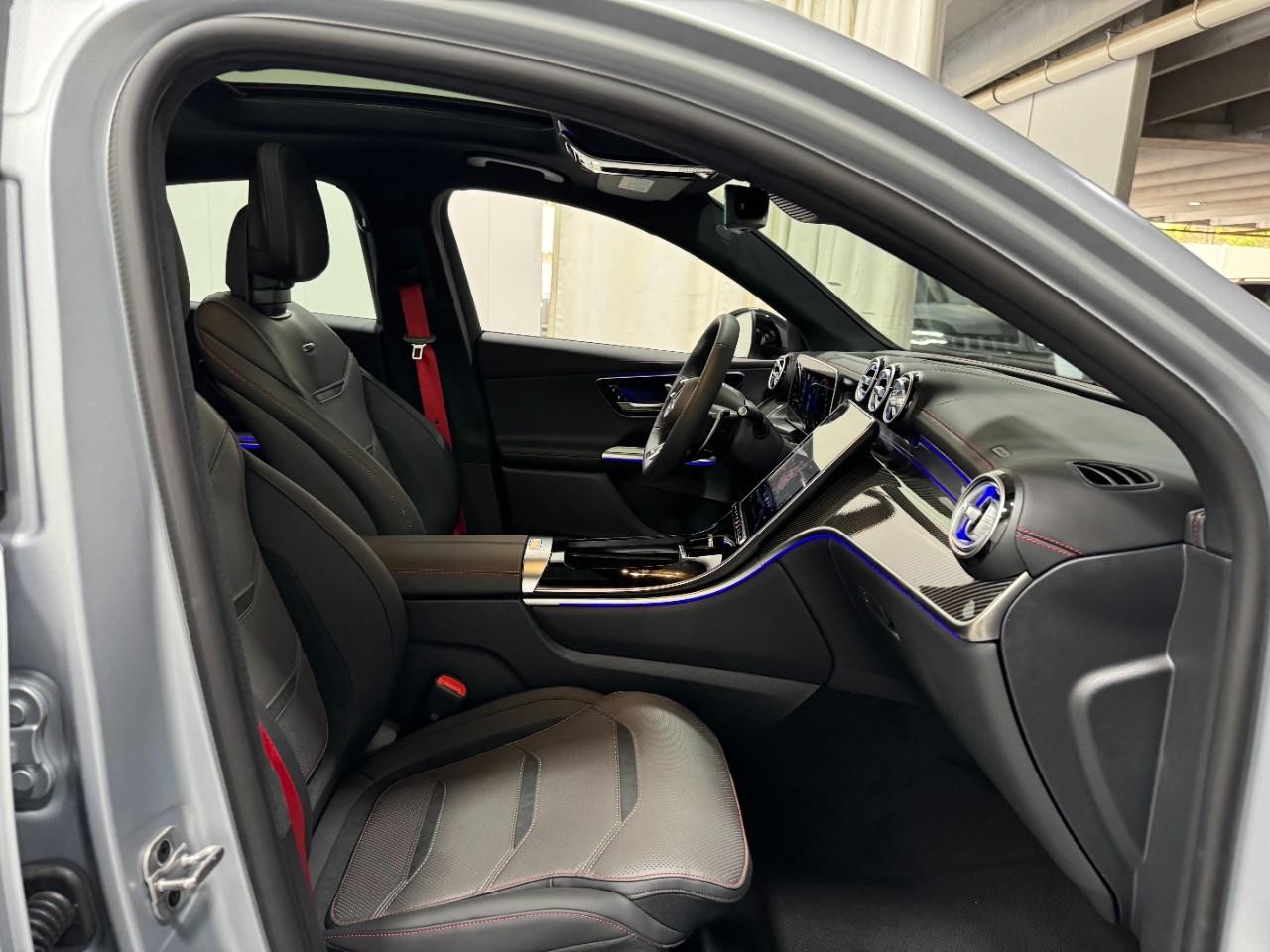 Mercedes-Benz GLC Vehicle Full-screen Gallery Image 17