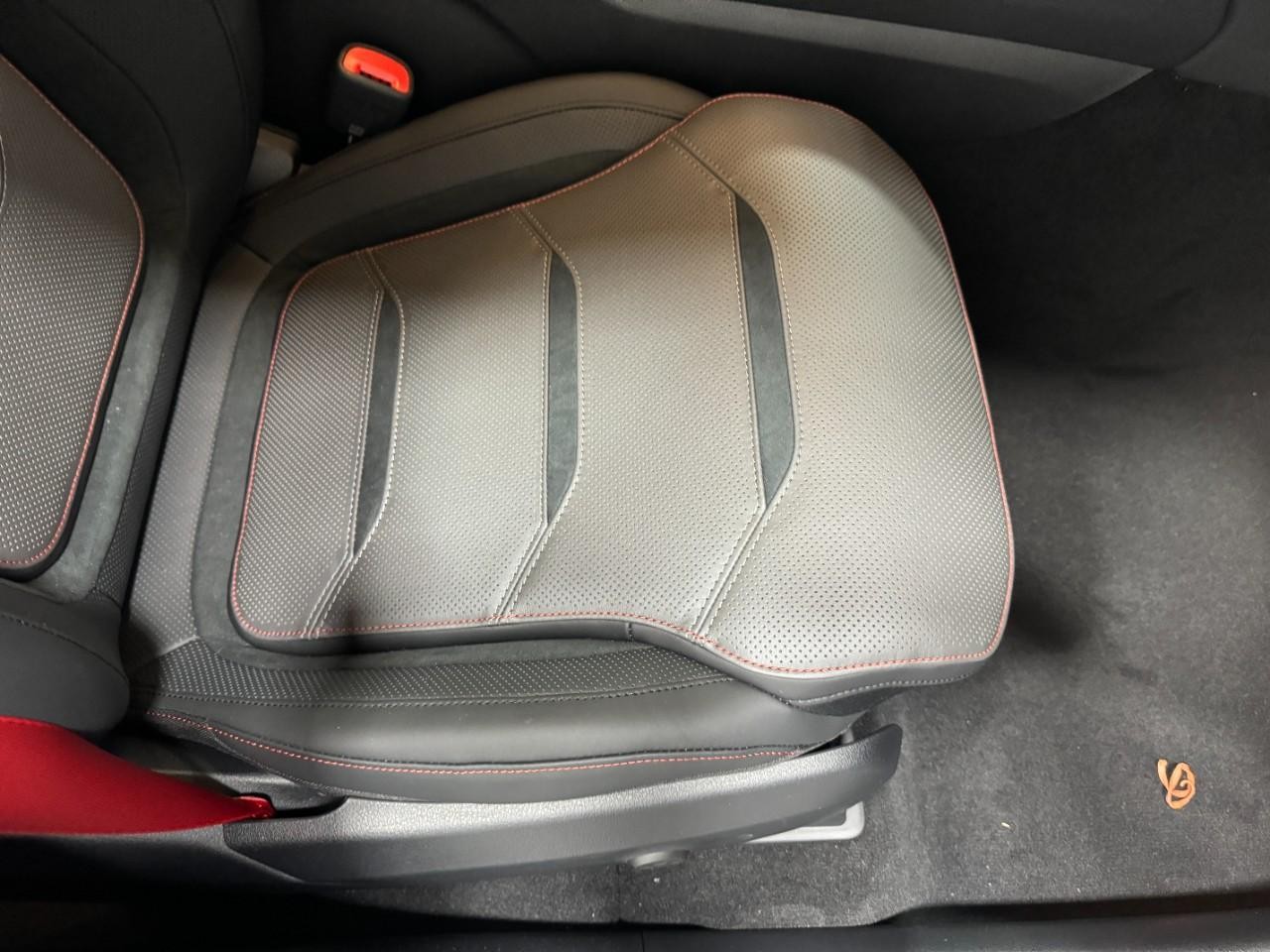 Mercedes-Benz GLC Vehicle Full-screen Gallery Image 18