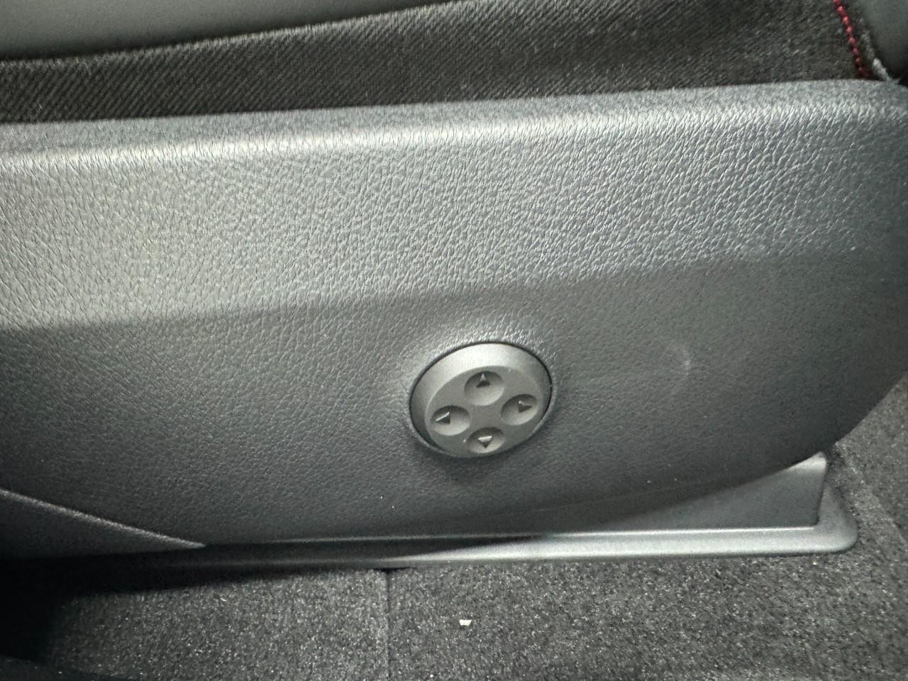 Mercedes-Benz GLC Vehicle Full-screen Gallery Image 19