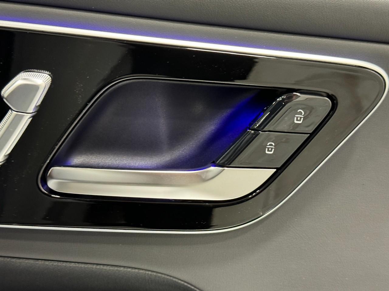 Mercedes-Benz GLC Vehicle Full-screen Gallery Image 21