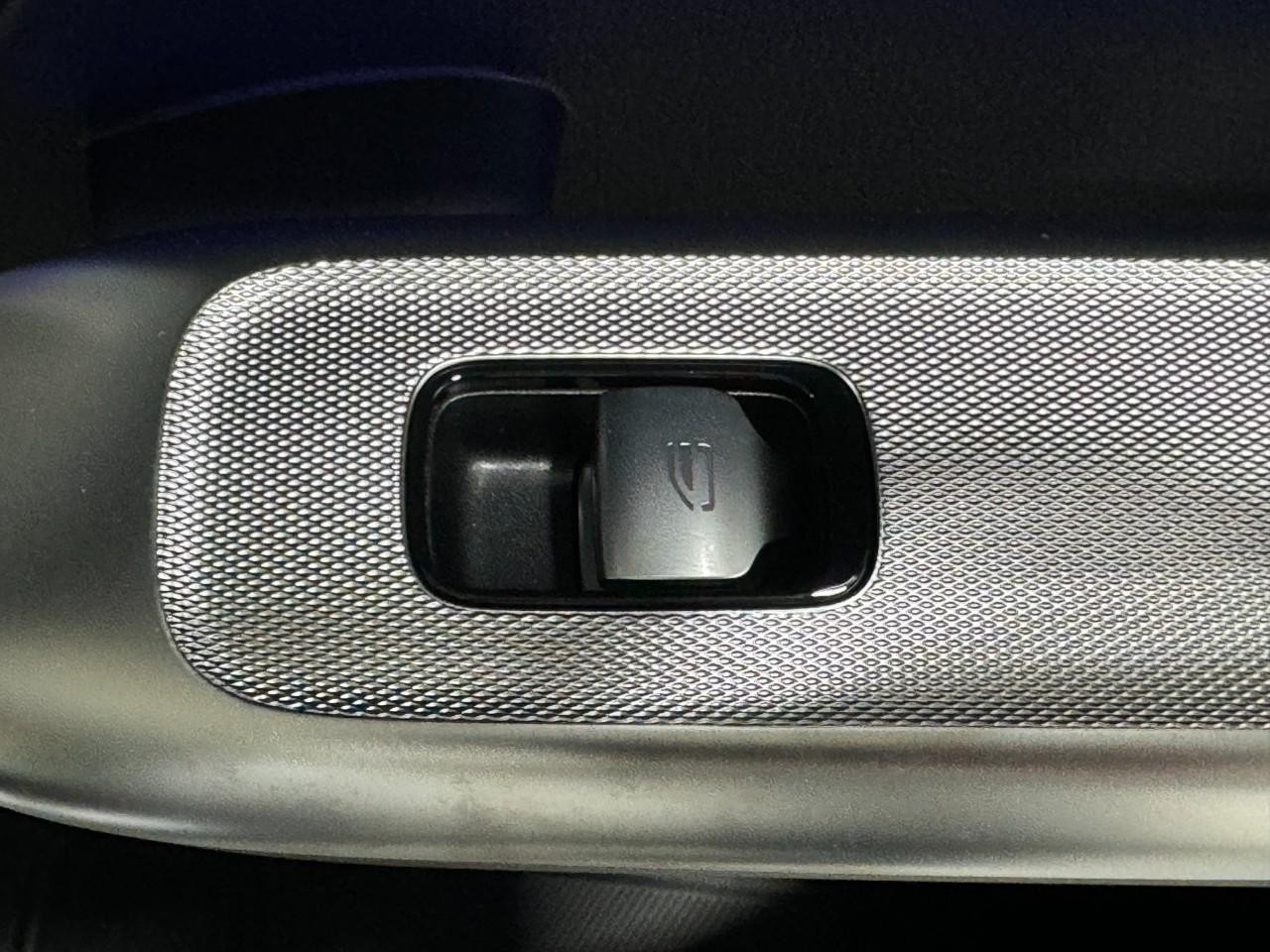 Mercedes-Benz GLC Vehicle Full-screen Gallery Image 22