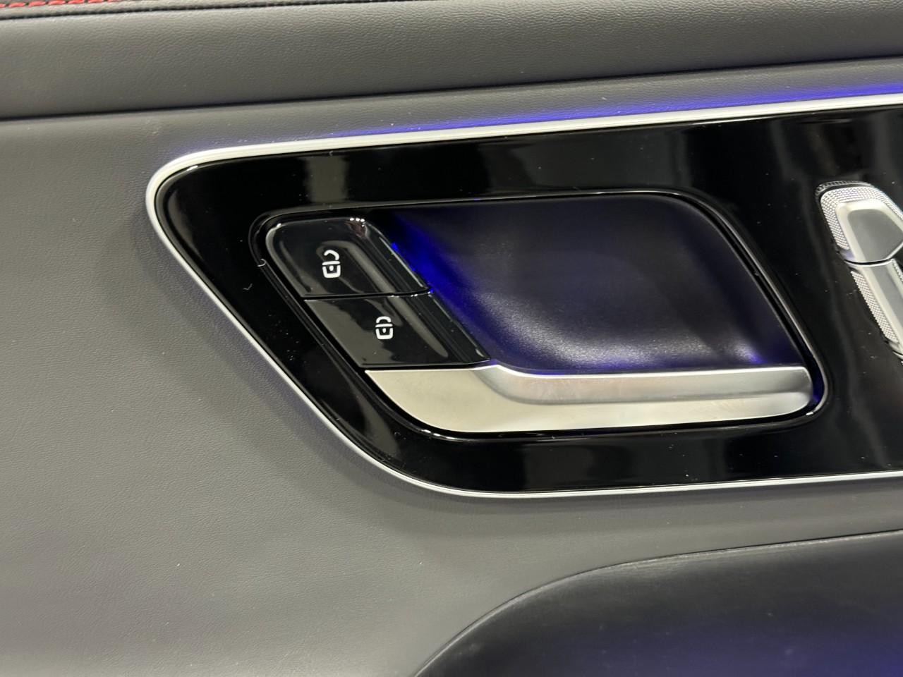 Mercedes-Benz GLC Vehicle Full-screen Gallery Image 24