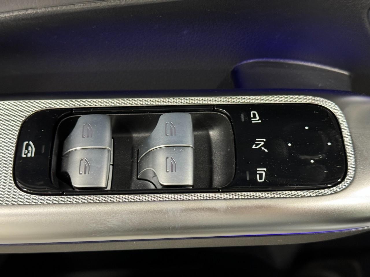 Mercedes-Benz GLC Vehicle Full-screen Gallery Image 25