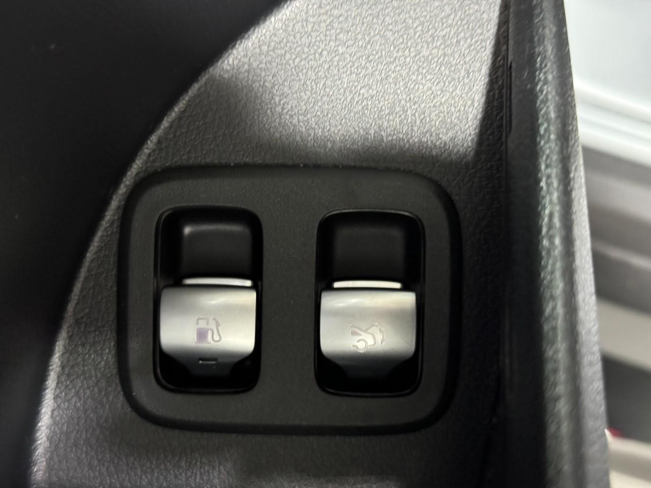 Mercedes-Benz GLC Vehicle Full-screen Gallery Image 27