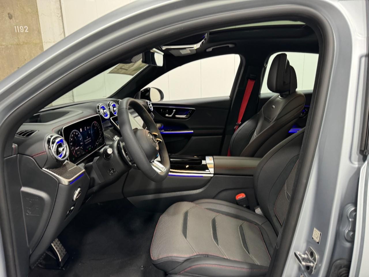 Mercedes-Benz GLC Vehicle Full-screen Gallery Image 28