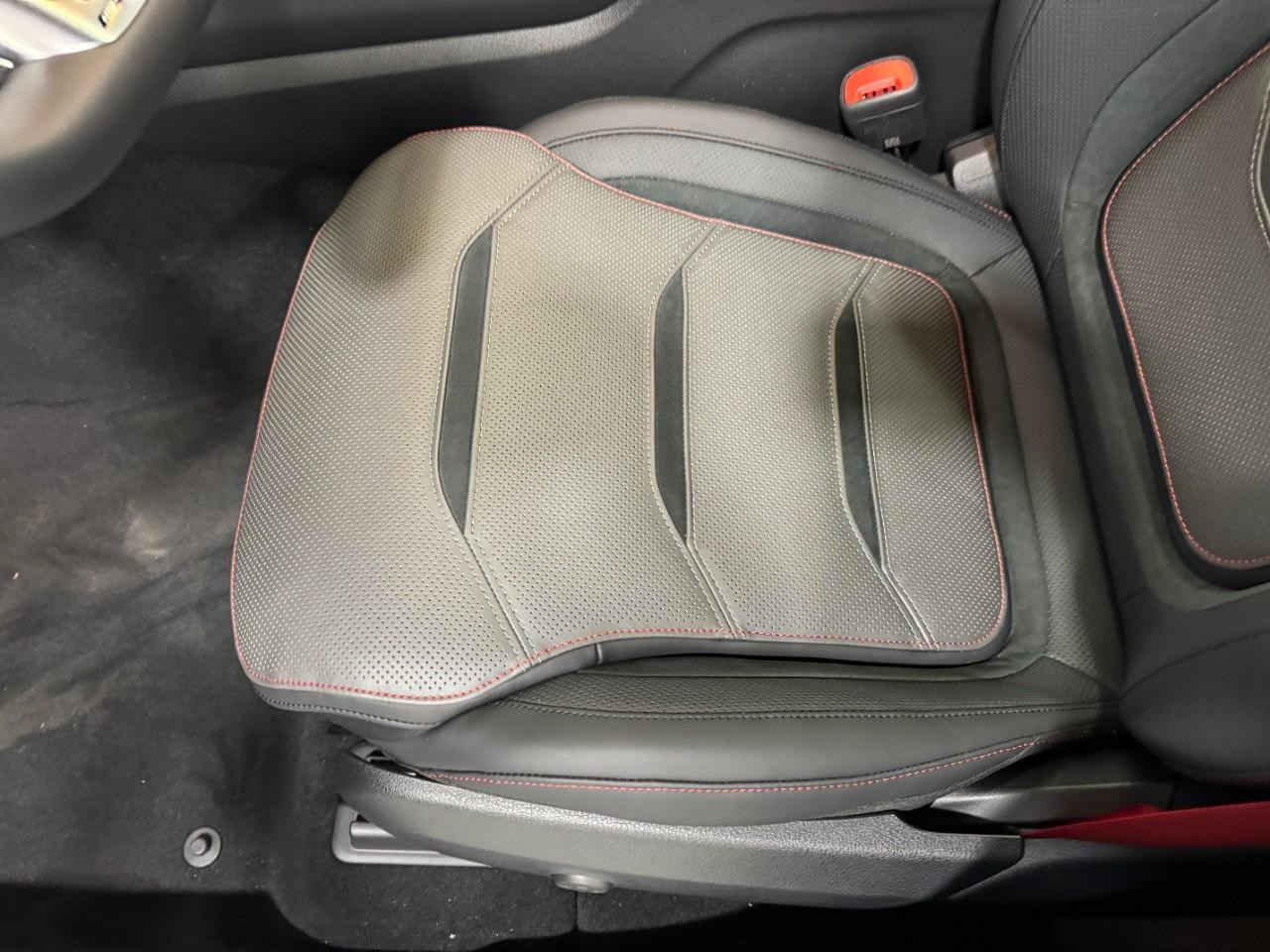 Mercedes-Benz GLC Vehicle Full-screen Gallery Image 29