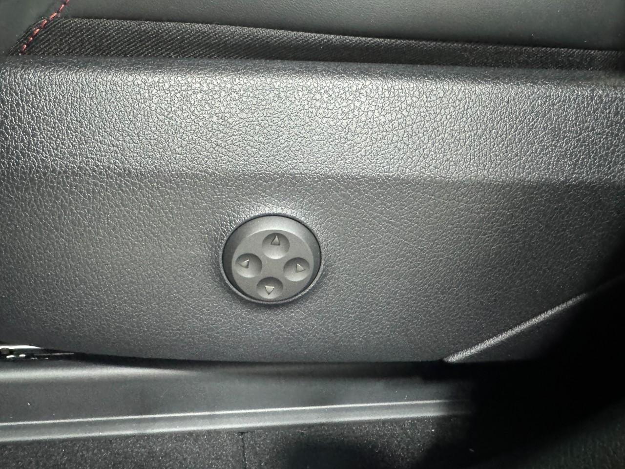 Mercedes-Benz GLC Vehicle Full-screen Gallery Image 30