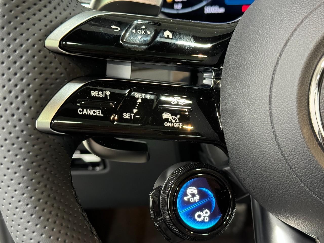 Mercedes-Benz GLC Vehicle Full-screen Gallery Image 32