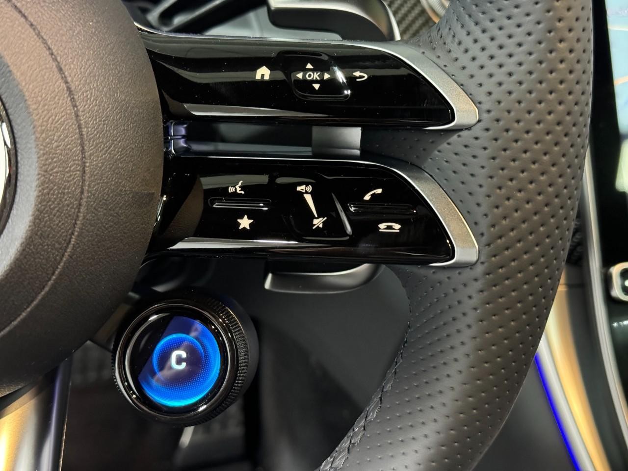 Mercedes-Benz GLC Vehicle Full-screen Gallery Image 33