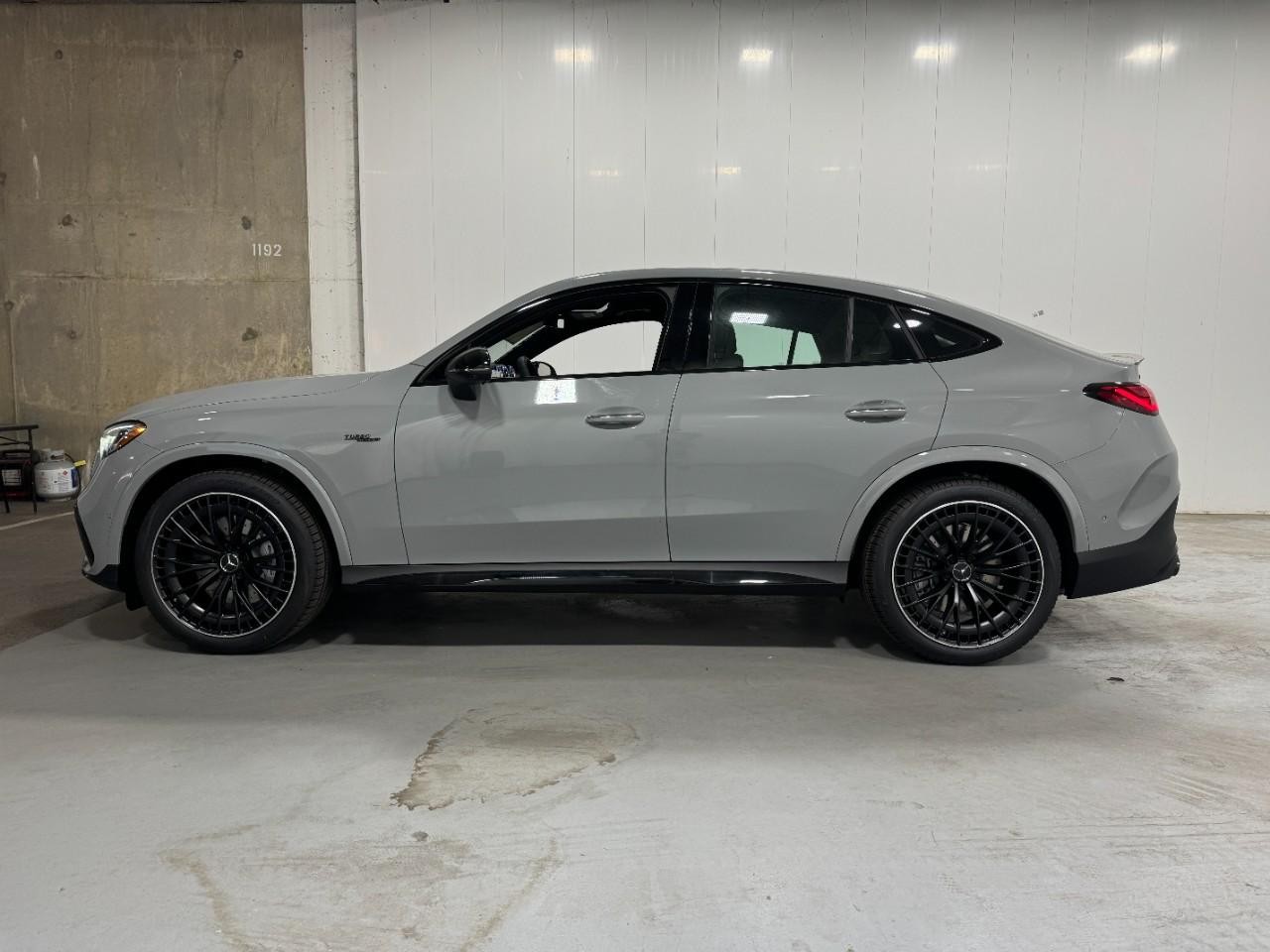 Mercedes-Benz GLC Vehicle Full-screen Gallery Image 2