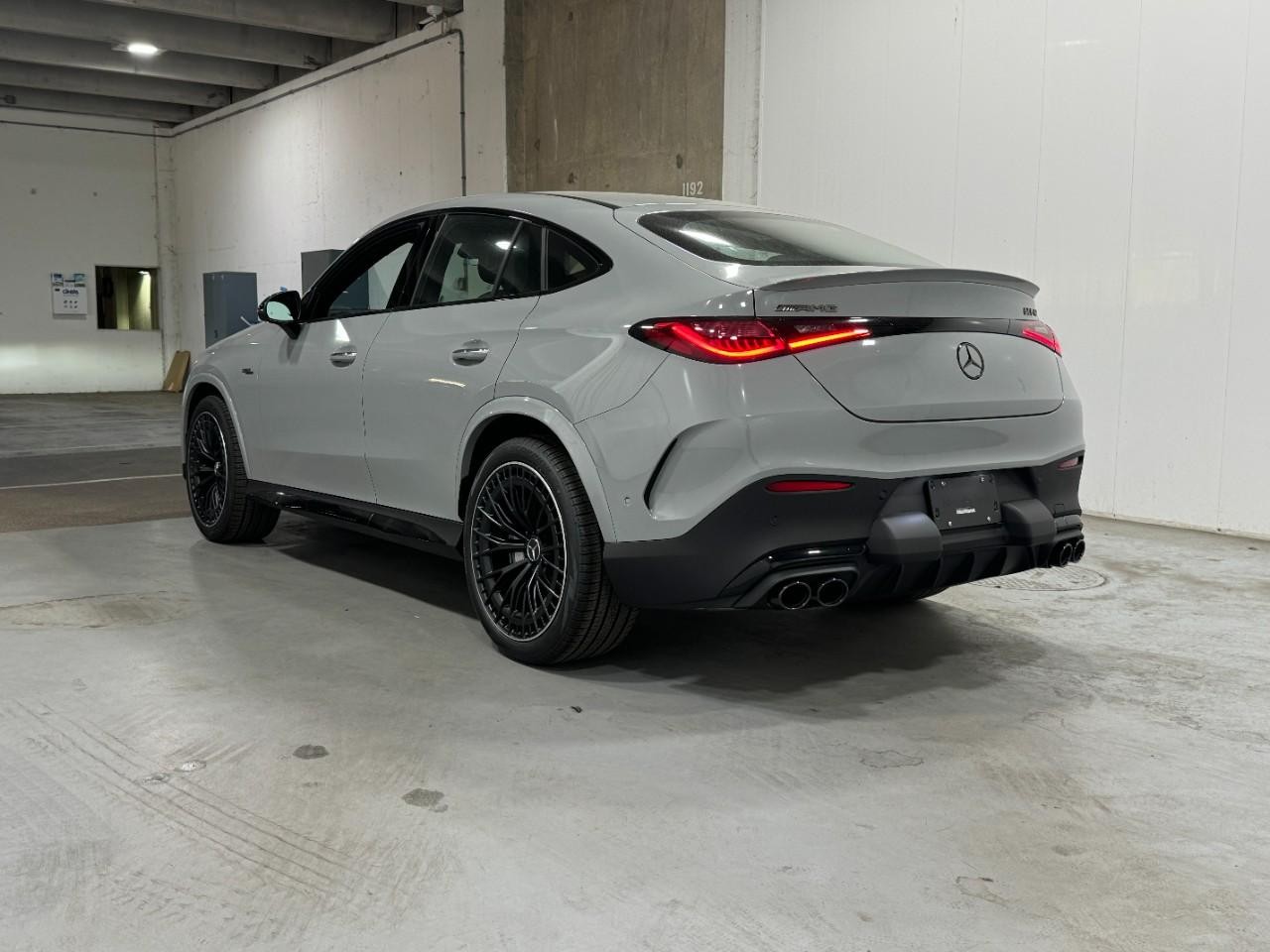 Mercedes-Benz GLC Vehicle Full-screen Gallery Image 3