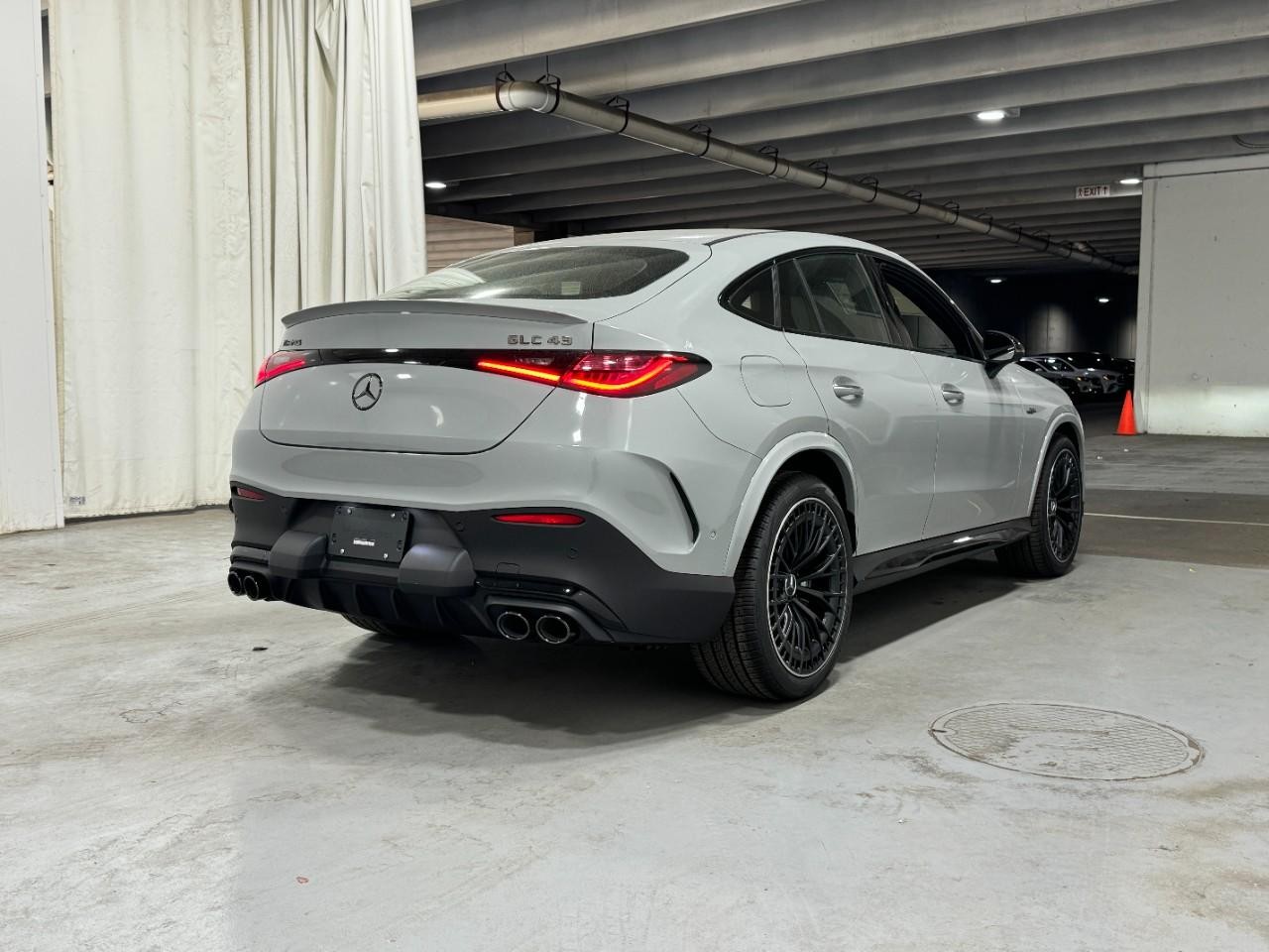 Mercedes-Benz GLC Vehicle Full-screen Gallery Image 4