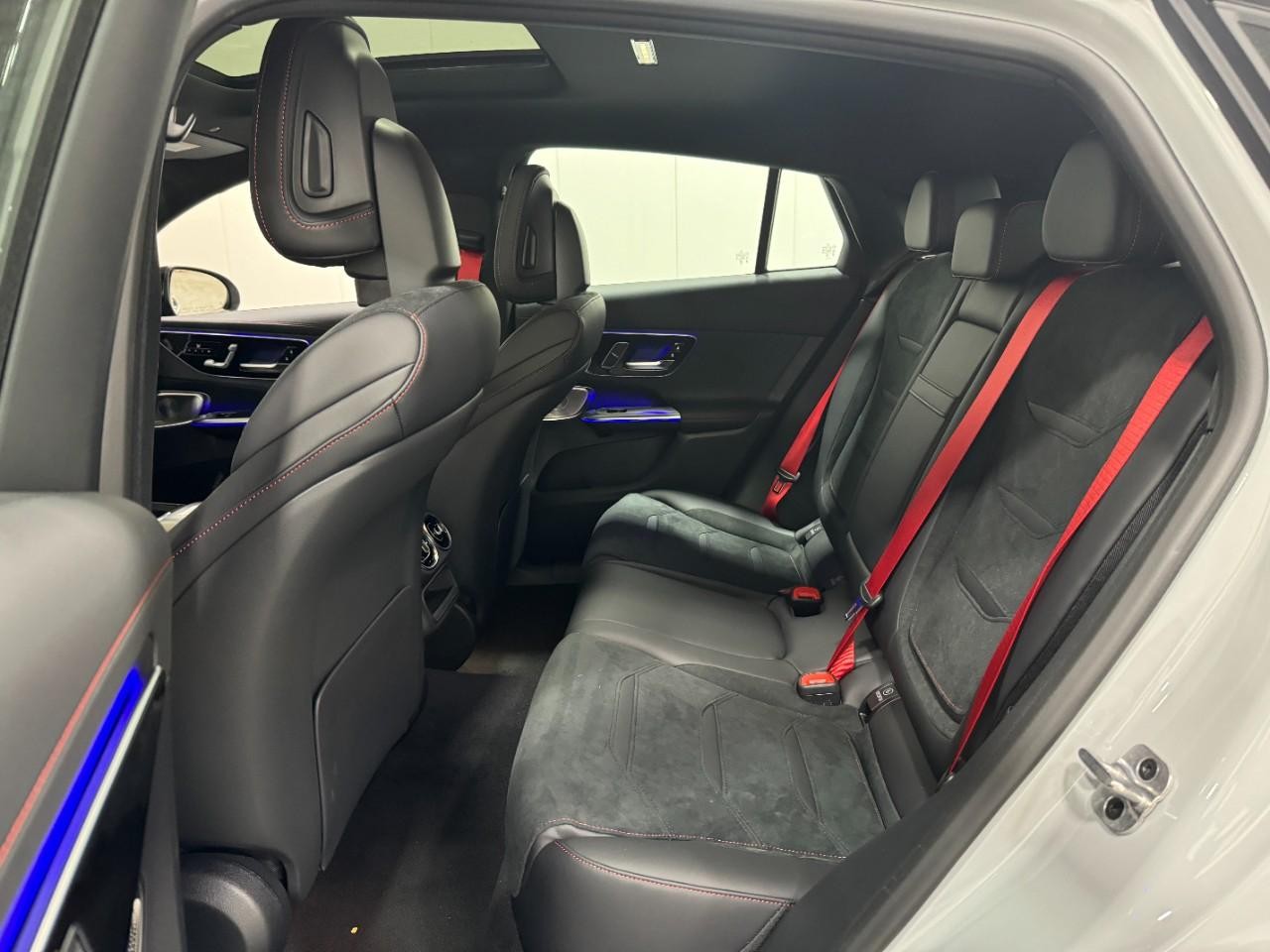 Mercedes-Benz GLC Vehicle Full-screen Gallery Image 8