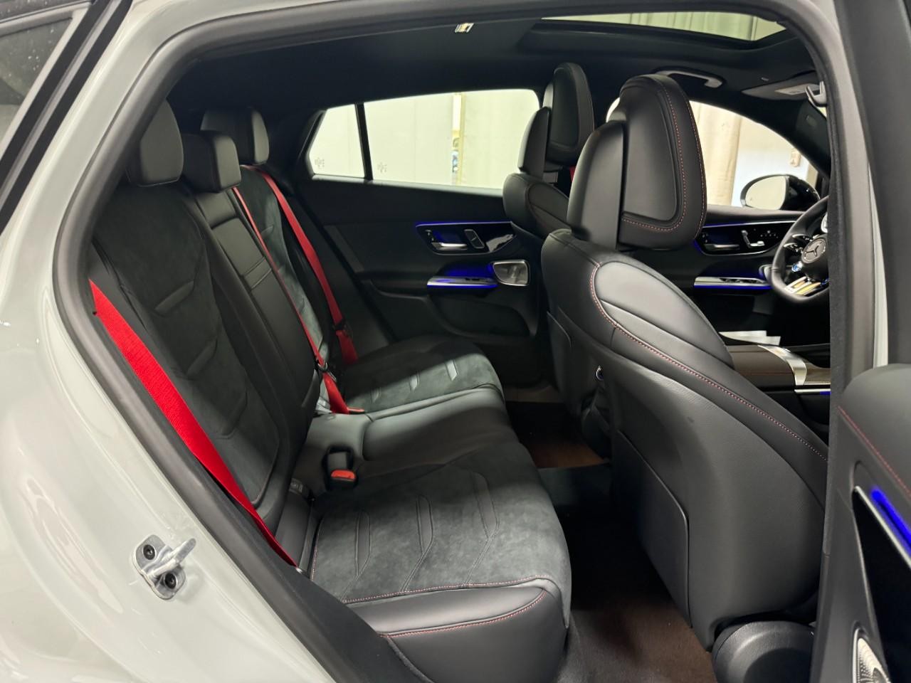 Mercedes-Benz GLC Vehicle Full-screen Gallery Image 10