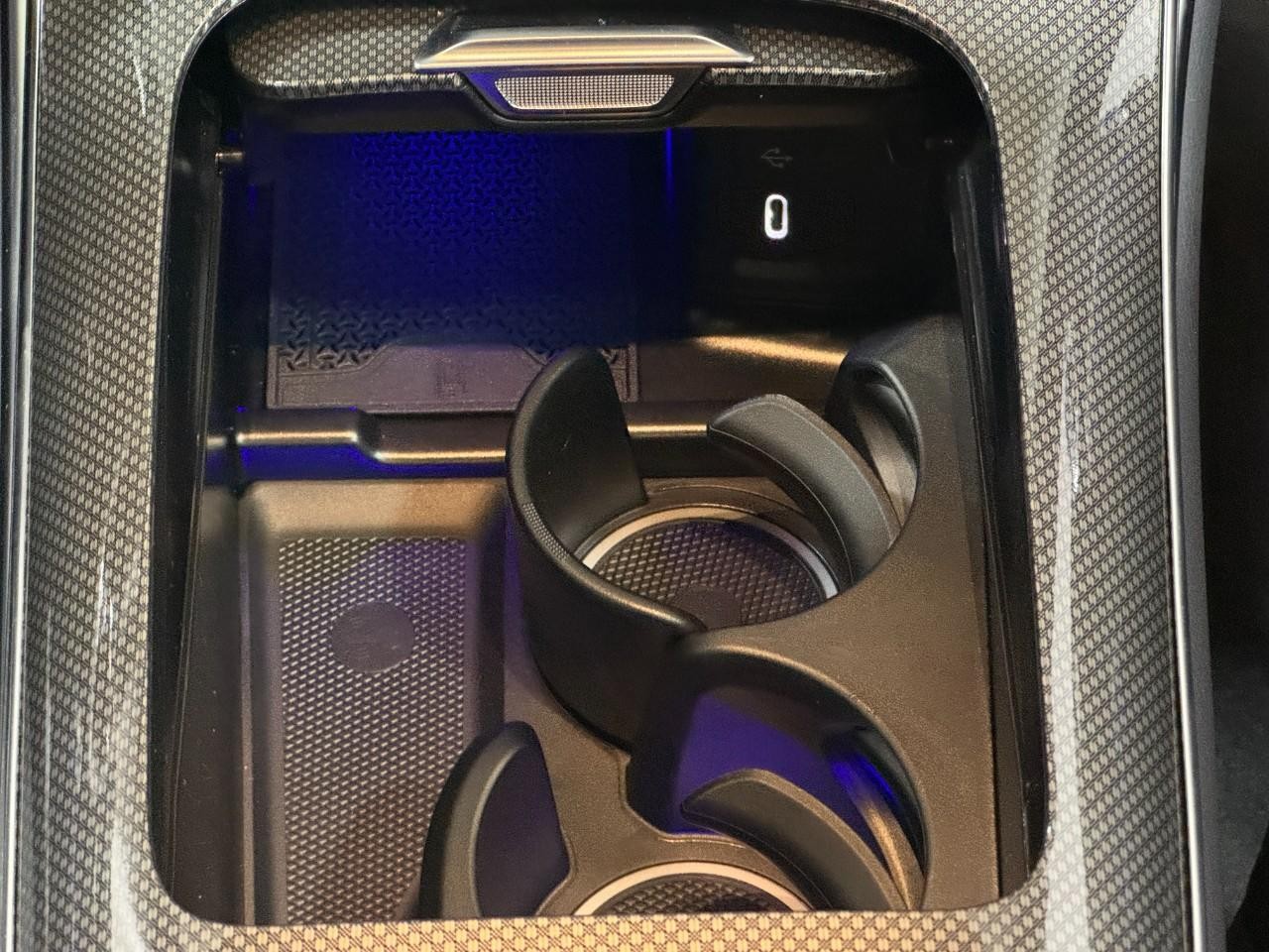 Mercedes-Benz GLC Vehicle Full-screen Gallery Image 15