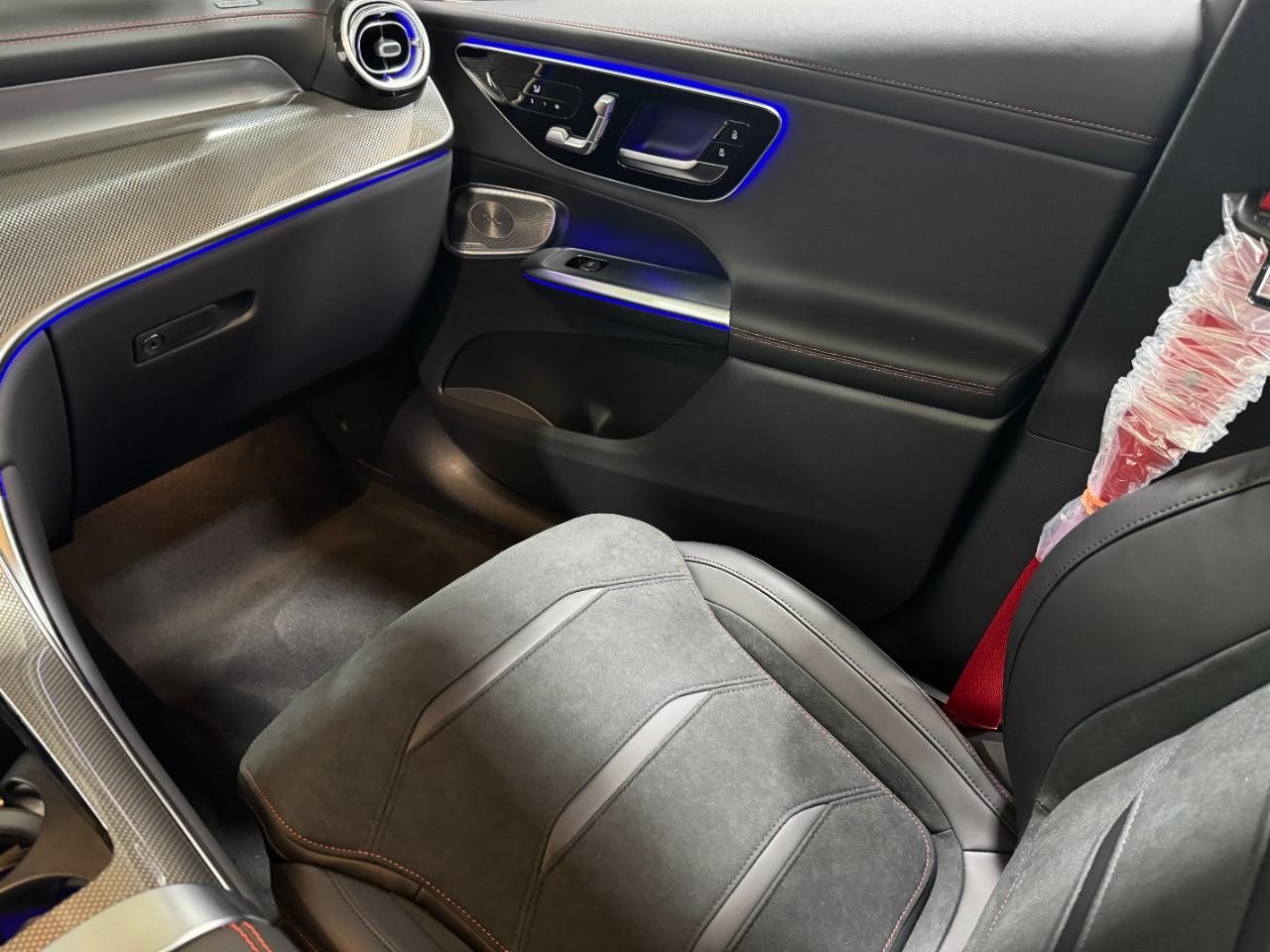 Mercedes-Benz GLC Vehicle Full-screen Gallery Image 16