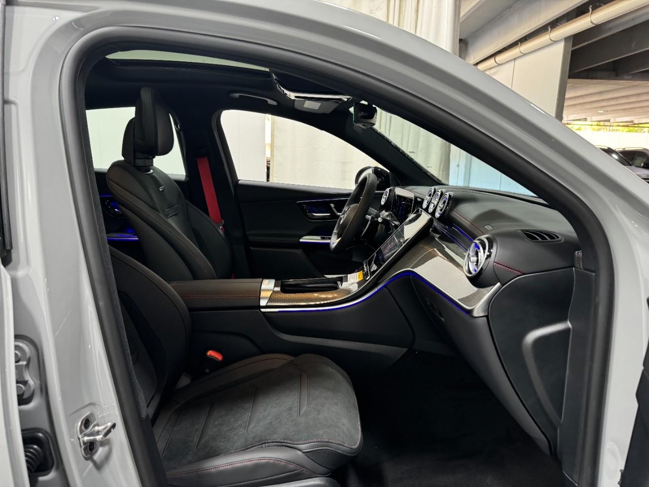 Mercedes-Benz GLC Vehicle Full-screen Gallery Image 17