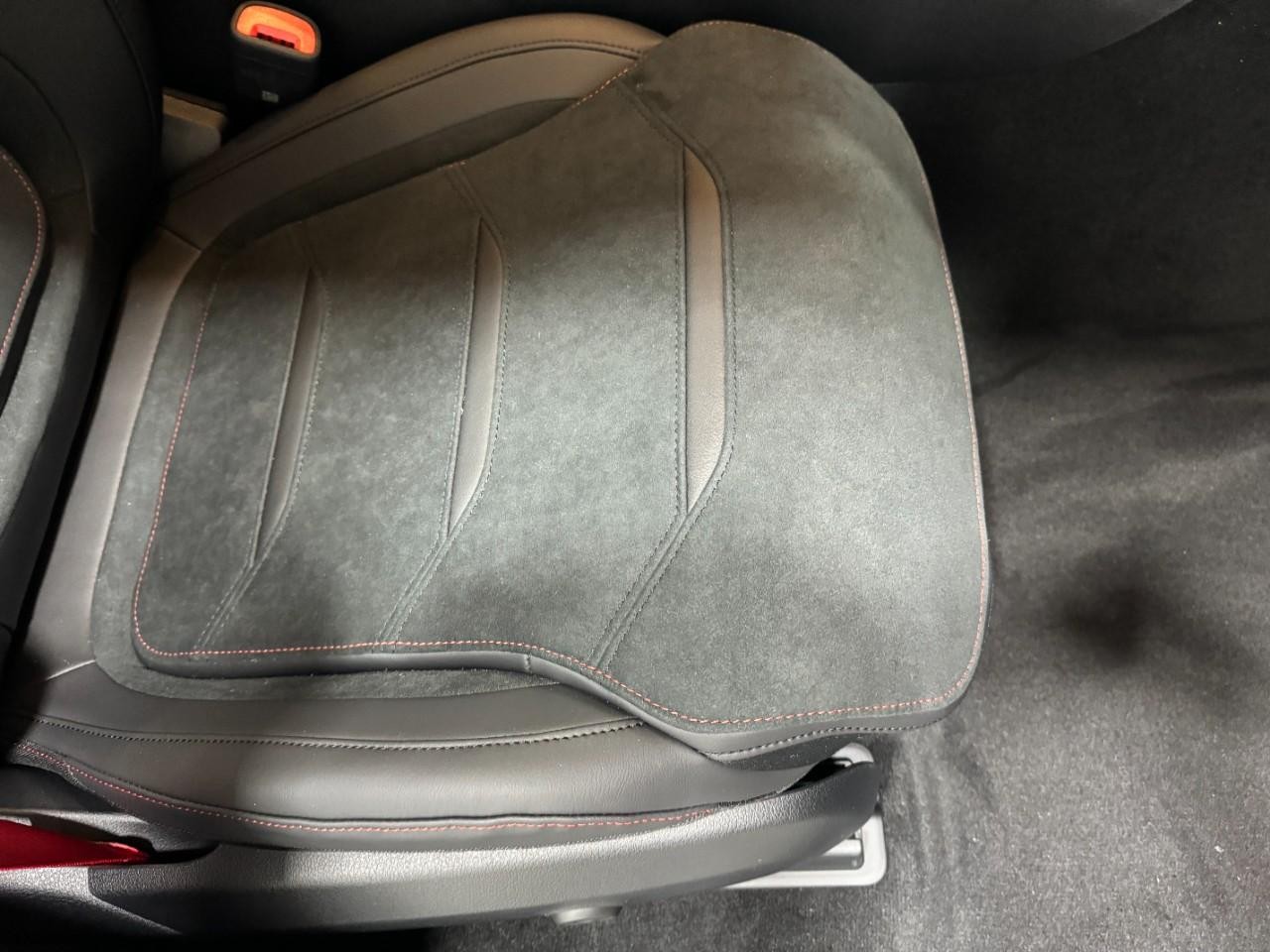 Mercedes-Benz GLC Vehicle Full-screen Gallery Image 18