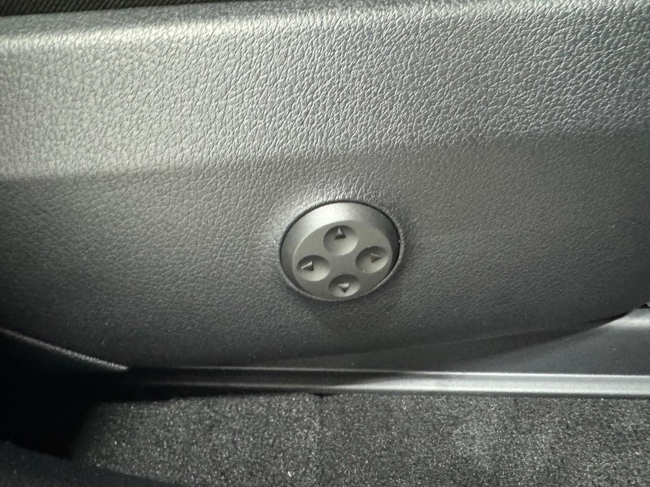 Mercedes-Benz GLC Vehicle Full-screen Gallery Image 19