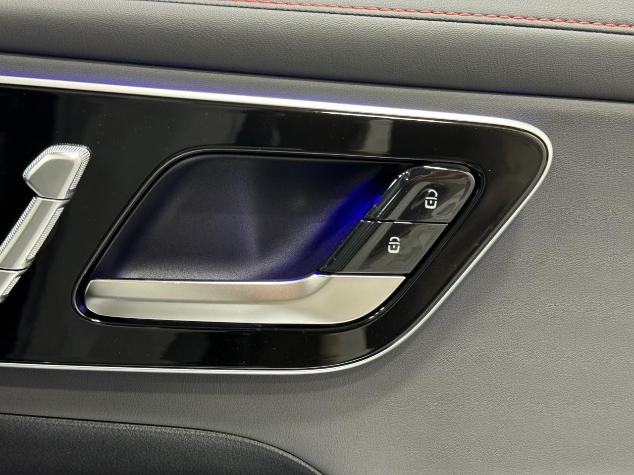 Mercedes-Benz GLC Vehicle Full-screen Gallery Image 21