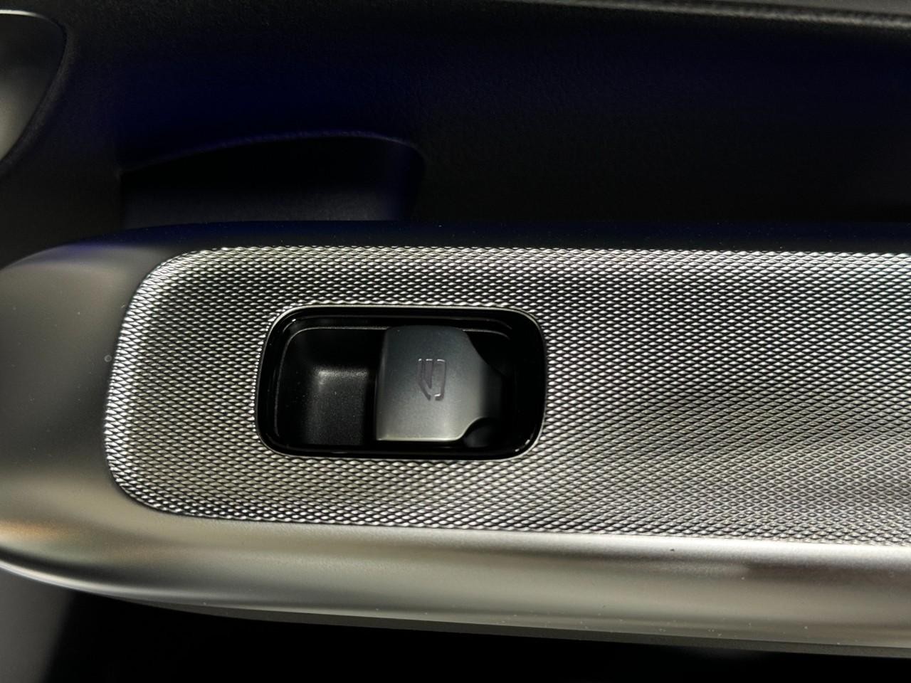 Mercedes-Benz GLC Vehicle Full-screen Gallery Image 22