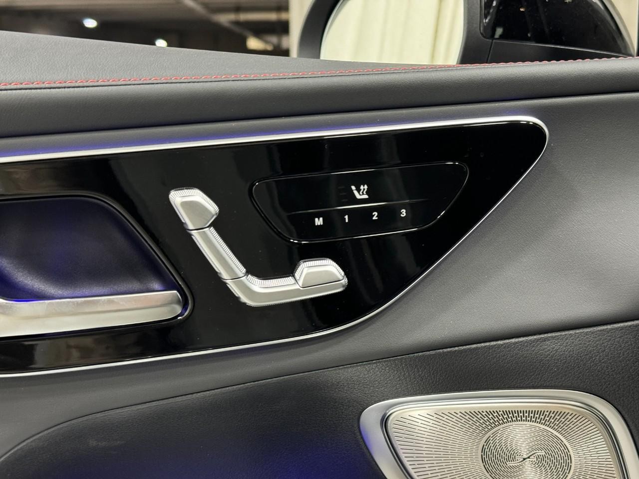 Mercedes-Benz GLC Vehicle Full-screen Gallery Image 23