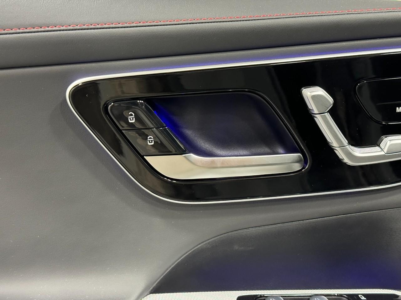 Mercedes-Benz GLC Vehicle Full-screen Gallery Image 24